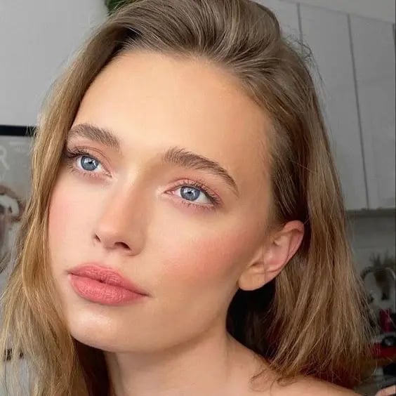 a-chic-clean-girl-makeup-look-with-a-pink-lip-and-eyeshadow-pink-blush-and-fluffy-eyebrows